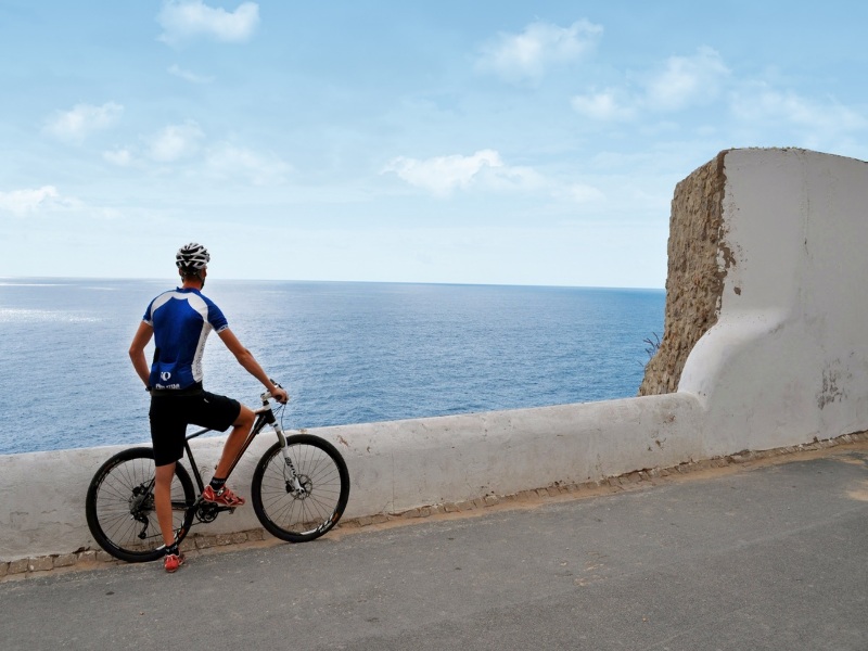 Radpause_mit_Blick_aufs_Meer__Martinhal_Beach_Resort___Hotel_