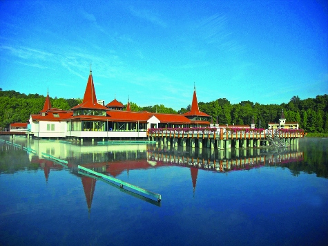 Der_Hevizer_See_mit_Blick_auf_Heilbad_am_Tag__Heviz_