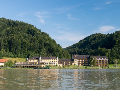 Wasseransicht_bei_Tag__Hotel_Donauschlinge_
